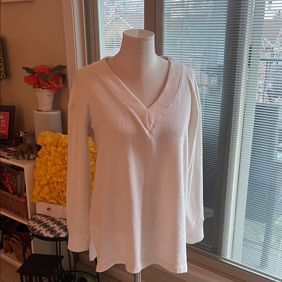 LOFT Tops - LOFT Ivory V-Neck Tunic sweater